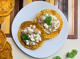 Atún Con Queso Panela en Tostadas Mission® con Tajin®